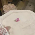 Dettaglio ravvicinato di un orecchino a lobo con zircone rosa a forma di fiore - Pezzo Singolo / Rosa