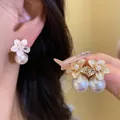 Eleganti orecchini a fiore placcati in oro 18k con perle e zirconi per donna chic. - Fiore Bianco / Oro