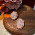 Vista dettagliata di orecchini ovali rosa con alone di cristalli di lusso - Stile Ovale di Lusso (HE32453) / Ago d'argento / Oro-Rosa