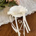 Détail élégant d'une barrette papillon avec longs rubans blancs et pendentifs muguet - Pinces à cheveux bec de canard / Blanc