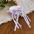 Vue détaillée d'une élégante pince à cheveux en ruban lavande avec perles et accents floraux - Pinces à cheveux bec de canard / Violet
