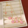 Elegantes Schmuckset mit rosa Blumen inklusive Halskette Armband und Ohrringen vergoldet - Halskette Ohrringe Armband / Gold / Rosa