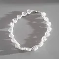Elegante weiße Glasperlenkette mit Perlenimitat in einem spiralförmigen Rüschendesign-Profil - Halskette / Weiß