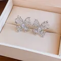 Dettaglio di orecchini a lobo a farfalla traforati argento con zirconi brillanti - Stile con perno dell'orecchino in argento / Argento