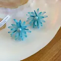 Detailaufnahme blauer Blumen-Ohrstecker aus Acryl mit Perle und Perlenblütenblättern. - Ohrstecker / Blau