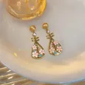 Vista dettagliata degli orecchini Pipa dorati in stile cinese con fiori di ciliegio rosa. - Stile Pipa (HE32452) / Perno in argento 925 / Oro/Rosa