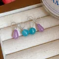 Dettaglio di orecchini a fiocco in resina con gocce viola e perline blu fini. - Orecchini a Bottone Fiocco a Goccia d'Acqua (HE31865) / Perno in Argento-Argento-Blu-Viola