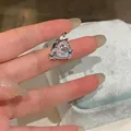 Dettaglio ravvicinato di un elegante ear cuff a cuore e stella in zircone argentato - Clip Orecchio-Argento (Pezzo Singolo)