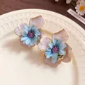 Primer plano de pendientes de flores frescas de verano con pétalos de tela. - Beige-Azul