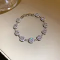 Gros plan sur un bracelet à maillons halo carrés en oxyde de zirconium étincelant - Argent