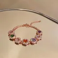 Macro di un lussuoso bracciale in oro rosa con scintillanti zirconi rotondi multicolore - Bracciale Patchwork Tondo / Oro Rosa-Colorato