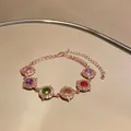 Primo piano di elegante bracciale in oro rosa con fiori di zircone multicolore - Bracciale Patchwork Tondo / Oro Rosa-Colorato