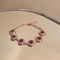 Vista dettagliata di un bracciale in oro rosa con zirconi viola rotondi e cristalli - Bracciale Patchwork Tondo / Oro rosa - Viola