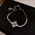 Gros plan d'un bracelet fleur élégant avec zircone rose et chaîne en argent réglable - Design de Pétale Goutte d'Eau Rose (14#) / Argent-Rose (14#)