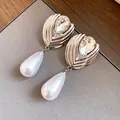 Primo piano di eleganti orecchini a goccia con strass e perle in finitura argento - Orecchini Perla a Goccia (HE34269) / Argento (Silver Earring Post)