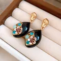 Dettaglio di orecchini a pendente vintage in smalto a fiori con cristalli blu in box - Orecchini a Goccia in Argento / Oro Nero