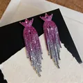 Eleganti orecchini a frangia con strass sfumati rosa, design a corona e nappe luccicanti - Rosa