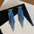 Orecchini a nappa con strass blu premium con design a croce a X e perni in argento 925. - Blu