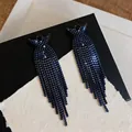 Eleganti orecchini a nappa lunga blu con strass e incrocio a X, ago in argento - Canna di fucile