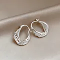 Gros plan d'élégantes créoles évidées en forme de C avec des accents de zircon - Boucles d'oreilles en forme de C évidées incrustées de strass (74#) / Argent (Fermoir créole)