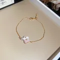 Élégant bracelet français en or rose avec un pendentif en forme de fleur serti de zircons brillants - Chaîne en Or Rose avec Fleur en Nacre (53#) / Rose (53#)