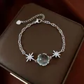 Vista dettagliata di un bracciale vintage in argento con stelle in zircone e vetro - Argento