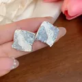 Dettaglio orecchini a rombo con intarsio in vetro blu e ago in argento sterling. - Argento-Grigio