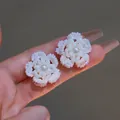 Boucles d'oreilles fleurs en perles blanches faites main avec perle centrale, style vacances. - Blanc
