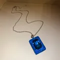 Makroansicht einer luxuriösen Halskette mit quadratischem blauem Kristallanhänger. - Halskette / Silber-Blau