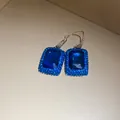 Detailansicht eleganter rechteckiger blauer Edelstein-Ohrringe mit Kristall-Halo - Ohrhaken-Ohrringe / Silber-Blau