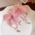 Vue détaillée de boucles d'oreilles fleurs en maille rose avec pompons perlés - Boucles d'oreilles gouttes / Aiguille en argent / Rose