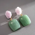 Primer plano de pendientes de flores de resina con rosas rosas y cuadrados verdes en cuero - Verde-Lavanda