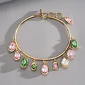 Vintage-Halsband in Goldoptik mit bunten Tropfenkristallen und OT-Knebelverschluss - Halsband-Gold-Rosa-Grün