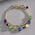 Detailansicht eines goldenen Vintage-Halsreifs mit bunten Tropfenkristallen und OT-Verschluss. - Halsband-Gold-Blau-Grün