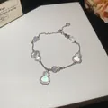 Vue détaillée du bracelet gourde serti de zircons scintillants et d'incrustations de nacre. - Nacre Bleue Hulu (Argent)