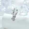 Elegante pendiente de aro en plata S925 con un colgante de flor de circonita brillante - Pieza Única / Blanco