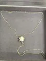 Élégant collier à pampilles fleur dorée de style français avec accent de cristal étincelant. - Collier à Gland de Fleur / Or