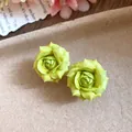 Dettaglio dei orecchini a lobo a forma di rosa verde con ago in argento placcato oro 18K - Verde