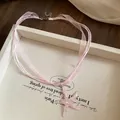 Dettaglio della collana con stella marina in resina rosa e nastri in organza. - Rosa