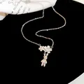 Dettaglio della collana con ciondolo a forma di coniglio e fiore in zircone - ciondolo collana / Argento