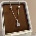 Elegante Halskette mit Zirkonia-Anhänger und Perlen in einer braunen Schmuckschatulle - Silber Weiß Quadratisch