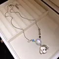 Dettaglio di una collana in argento con ciondolo a testa di cane in resina e zirconi. - Ciondolo Testa di Cane e Osso / Argento-Trasparente