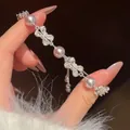 Vue détaillée d'un élégant bracelet en argent avec perles roses et nœuds en cristal - Style Coulissant Perle Nœud / Argent Rose