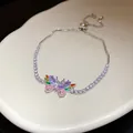 Gros plan détaillé d'un bracelet papillon coloré orné de zircons cubiques brillants - Style Papillon Coloré (HB5966) / Argent - Arc-en-ciel