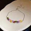 Gros plan détaillé des pierres de zircon colorées en forme de cœur sur un bracelet réglable - Style Cœur Coloré (HB5968) / Argent - Arc-en-ciel