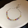 Gros plan d'un bracelet réglable en zircons cubiques multicolores avec nœud coulissant - Style Cercle Zircone (HB5967) / Argent - Arc-en-ciel