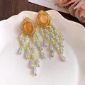 Luxuriöse Vintage Goldohrringe mit orangefarbenem Stein und Kaskaden aus weißen Perlenquasten - Gold, Kaffee, Grün, Weiß