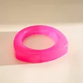 Makroansicht eines pinkfarbenen Marmor-Resin-Armreifs mit einzigartigem Design - Fuchsia