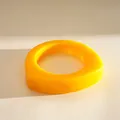 Nahaufnahme eines gelben Harzarmreifs mit einer einzigartigen geometrischen Form - Gelb