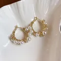 Détail de boucles d'oreilles créoles plaquées or 14 carats avec perles et zircons - Style Tige d'Oreille en Argent Plaqué Or / Or